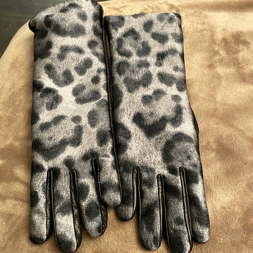 Long lamb leather with leopard cheetah 🐆 print gloves large stunning moncler